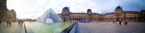 Panoramafoto van het Louvre Museum met de iPad