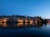 Zicht op het Binnenhof vanaf de Hofvijver in Den Haag