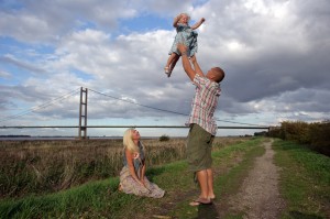 Engagement shoot aan de voet van de Humber Bridge