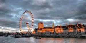 De London Eye langs de Embankment in Londen