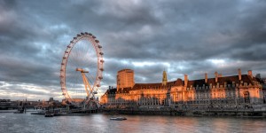 De London Eye langs de Embankment in Londen