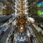 Het plafond van de Sagrada Família