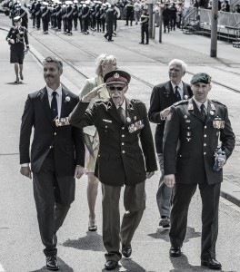 Generaal Ted Meines op weg naa rhet defilé tijdens Veteranendag 2015