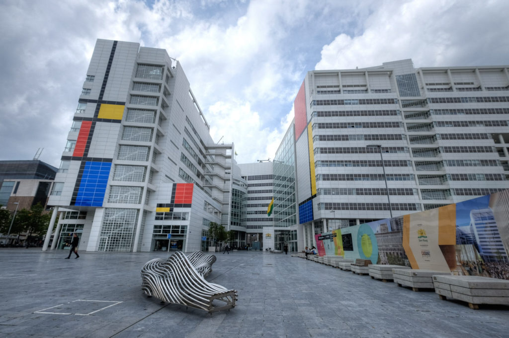 Het stadhuis van Den Haag in Mondriaan-stijl