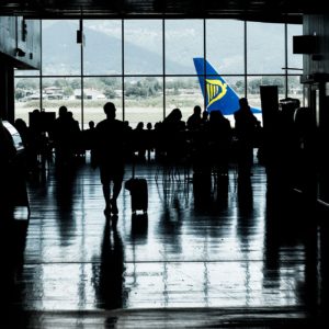 Reizigers in de terminal op Bergamo airport