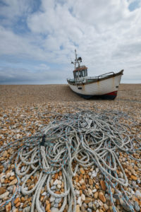 Vissersboot op het kiezelstrand van Dungeness