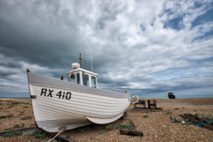 Vissersboot op het strand van dungeness