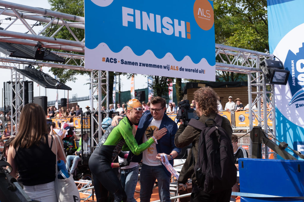 Radio 3FM DJ Wijnand Speelman komt aan bij de finish van de Amsterdam City Swim.