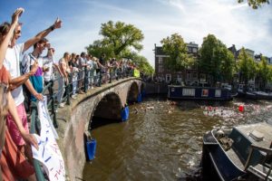 Publiek moedigt de zwemmers van de Amsterdam City Swim aan.